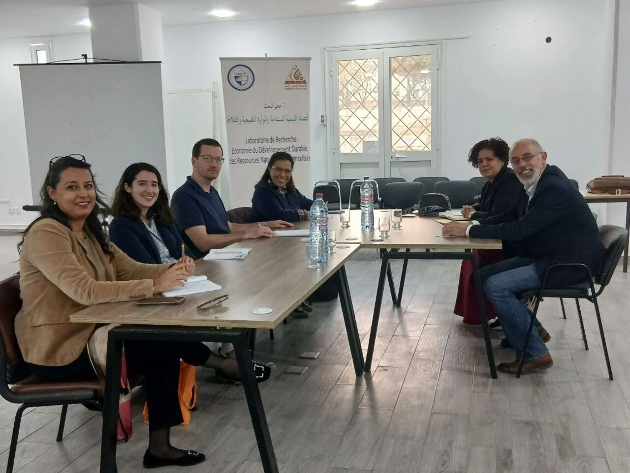 De gauche à droite : Thouraya HAMMAMI-BEKRI (Knowledge Scientific Network), Livia DE MATTIA, Thomas BARRÉ (labo ERUDITE, UGE), Aida ROBBANA (ONU-Habitat), Représentant·es de l'Université de Tunis El Manar