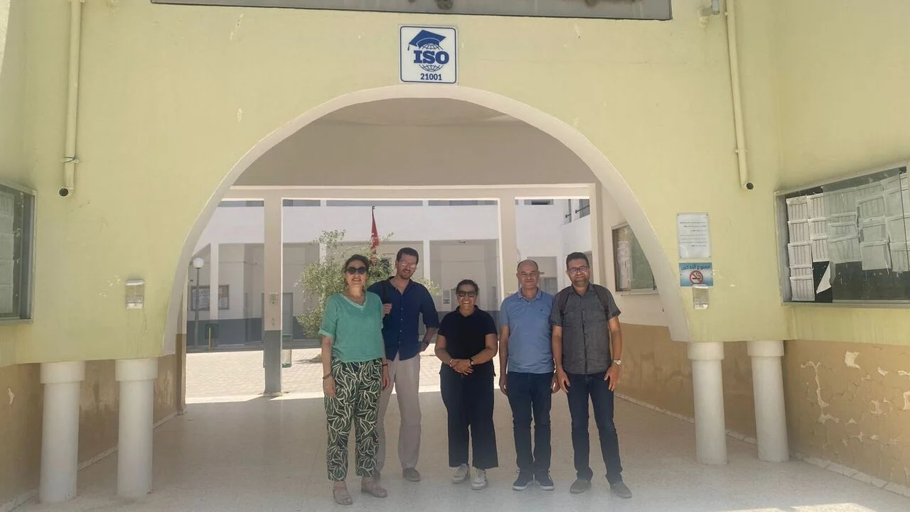 De gauche à droite : Amina Béji-Bécheur (enseignante-chercheuse, Université Gustave Eiffel), Thomas Barré (enseignant-chercheur, Université Gustave Eiffel), Aida Robbana (cheffe de bureau, ONU-Habitat Tunisie), Walid Bel Haj Ali, Majdi Frihi (chef de projet, ONU-Habitat Tunisie).