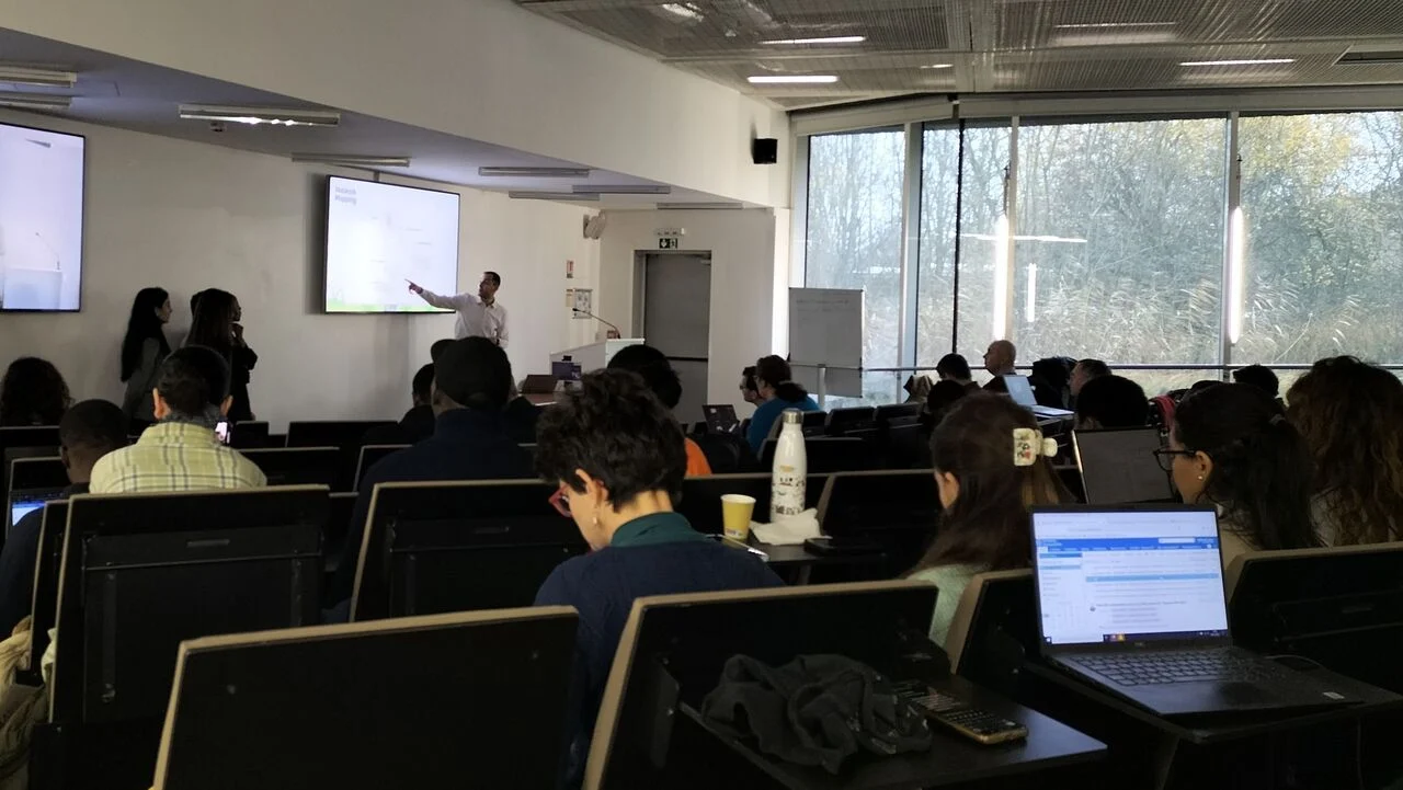 Les étudiant·es du master DEIPM présentent les résultats du hackathon lors de la conférence du 8 décembre 2026.